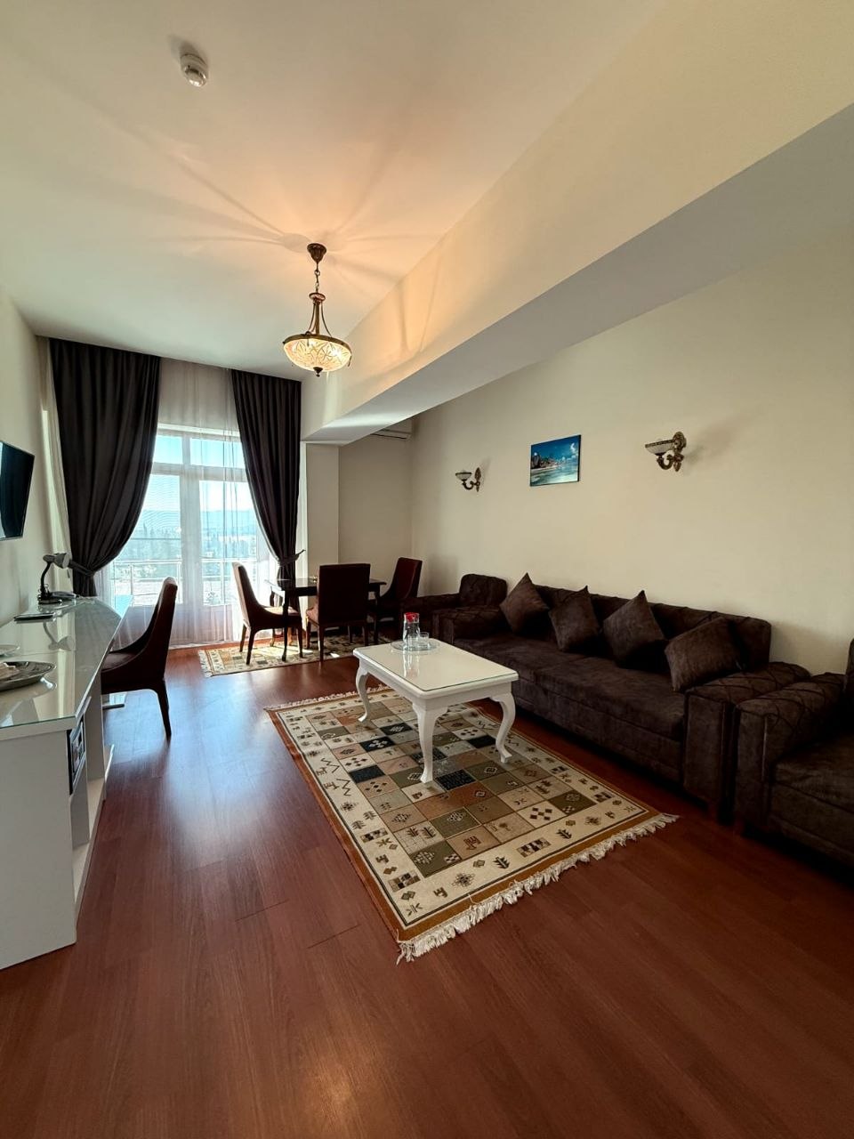 Hotel Kəpəz — Suite mit Wohnzimmer und Balkon